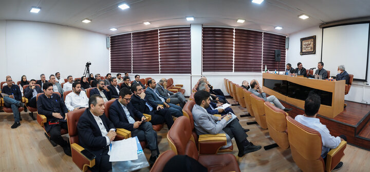 بازدید رئیس ستاد اجرایی فرمان امام از کارخانه تولید دارو