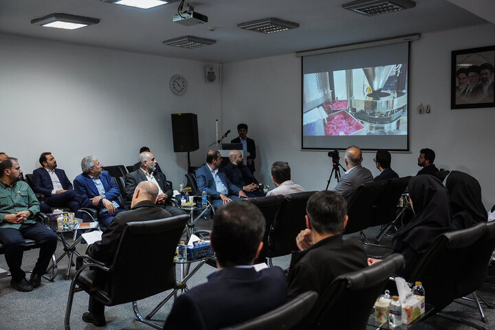 بازدید رئیس ستاد اجرایی فرمان امام از ایران دارو