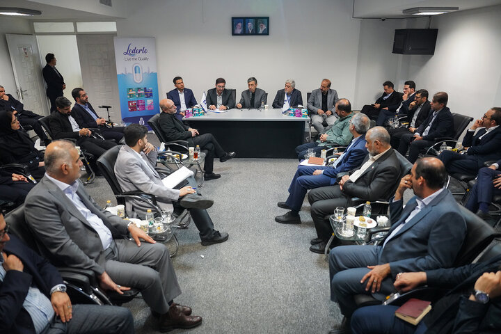 بازدید رئیس ستاد اجرایی فرمان امام از ایران دارو