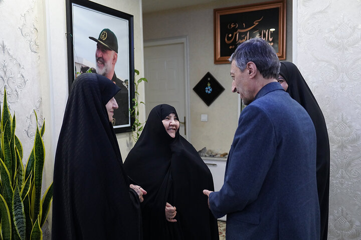 دیدار رئیس ستاد اجرایی فرمان امام با خانواده شهید شوشتری