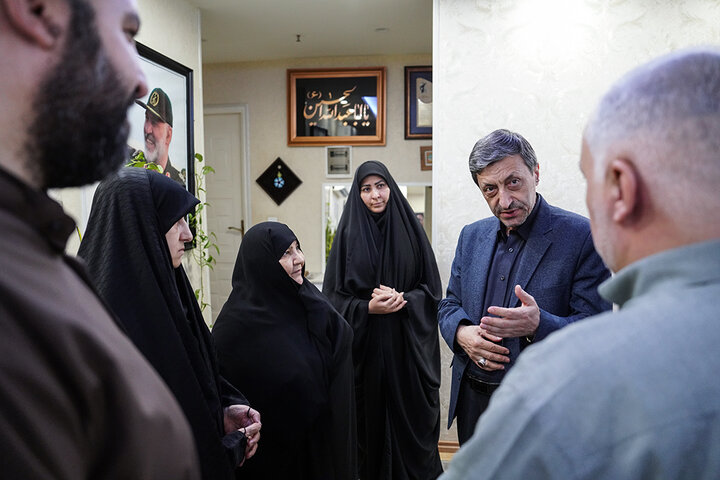دیدار رئیس ستاد اجرایی فرمان امام با خانواده شهید شوشتری
