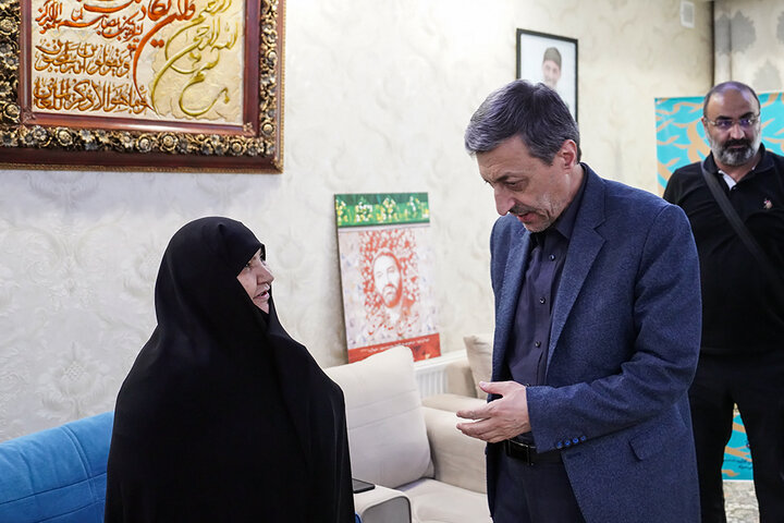 دیدار رئیس ستاد اجرایی فرمان امام با خانواده شهید شوشتری