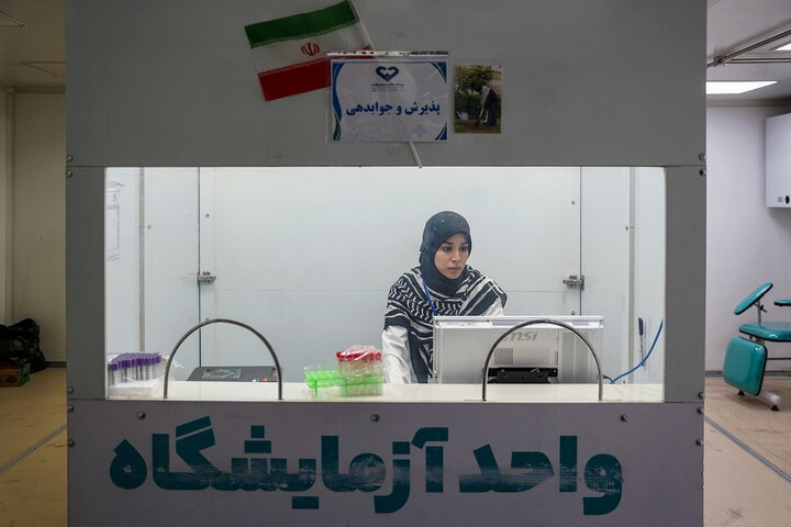 خدمت رسانی بیمارستان‌ سیار برکت ستاد اجرایی فرمان امام در عمود ۹۸۹ طریق الحسین(ع)