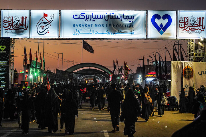 خدمت رسانی بیمارستان‌ سیار برکت ستاد اجرایی فرمان امام در عمود ۹۸۹ طریق الحسین(ع)